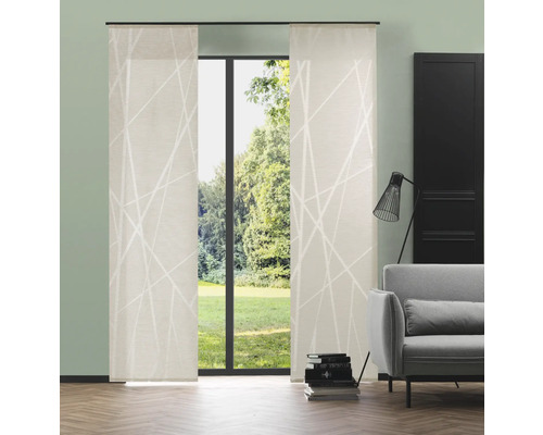 Scene met schuifpanelen voor een raam met uitzicht op groen.