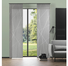 Woonkamer met schuifgordijnen voor een raam en een zithoek