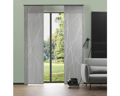 Woonkamer met schuifgordijnen voor een raam en een zithoek