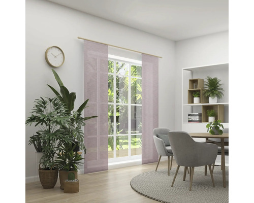 Eetkamer met raampanelen, eettafel en kamerplanten voor een lichte en uitnodigende sfeer.