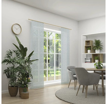 Lichte kamer met raam, gordijnen, eettafel en kamerplanten