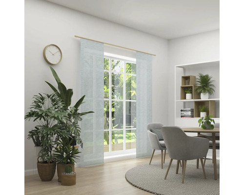 Lichte kamer met raam, gordijnen, eettafel en kamerplanten