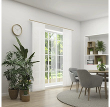 Lichte eetkamer met tafel, stoelen, planten, klok en transparante gordijnen