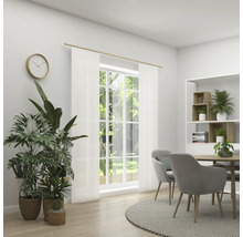 Lichte eetkamer met eettafel, stoelen, planten, rek en raam met gordijnen