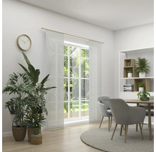 Lichte eetkamer met tafel, stoelen, gordijnen en kamerplanten