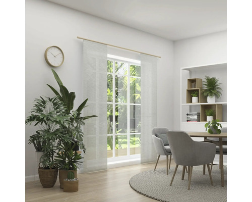 Lichte eetkamer met tafel, stoelen, gordijnen en kamerplanten