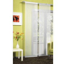 Decoratieve woonsfeer met schuifgordijnen, tafel en bank