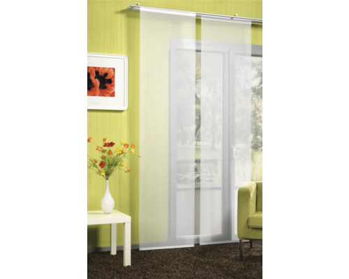 Decoratieve woonsfeer met schuifgordijnen, tafel en bank