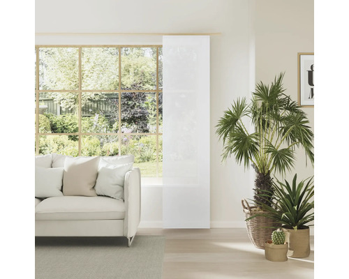 Lichte woonkamer met bank, kamerplanten en schuifpaneel voor het raam