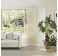 Lichte woonkamer met schuifgordijn, bank en planten