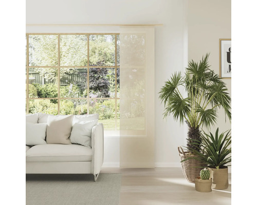 Lichte woonkamer met schuifgordijn, bank en planten