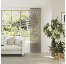 Lichte woonkamer met raam, bank en schuifgordijn ter decoratie en als privacyscherm.