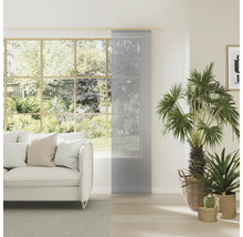 Woonkamer met schuifpaneel voor raam, bank en planten