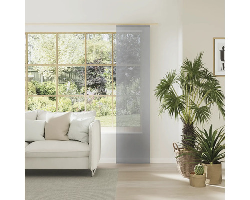 Woonkamer met schuifpaneel voor raam, bank en planten