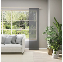 Woonkamer met raam, bank en schuifpaneel voor privacy