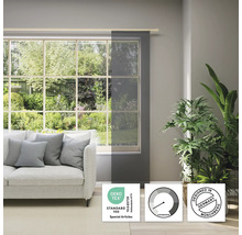 Woonkamer met raam, bank en transparant schuifgordijn met Öko-Tex Standard 100 keurmerk en Design uit Duitsland keurmerk