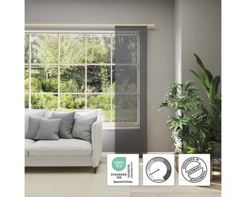 Woonkamer met raam, bank en transparant schuifgordijn met Öko-Tex Standard 100 keurmerk en Design uit Duitsland keurmerk