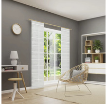 Lichte kamer met bureau, stoel, rek en transparante gordijnen voor het raam