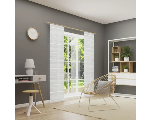 Lichte kamer met bureau, stoel, rek en transparante gordijnen voor het raam