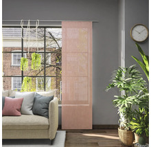 Woonkamer met schuifpaneel voor het raam, bank en kamerplanten