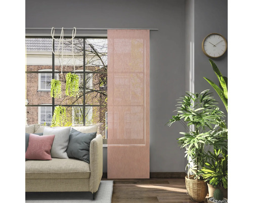 Woonkamer met schuifpaneel voor het raam, bank en kamerplanten