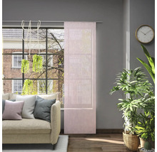 Woonkamer met schuifpaneel voor het raam, bank, kamerplanten en klok aan de muur