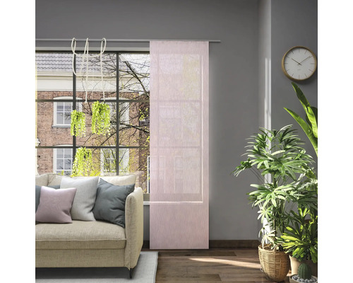 Woonkamer met schuifpaneel voor het raam, bank, kamerplanten en klok aan de muur