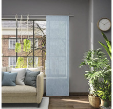 Woonkamer met schuifpaneel voor het raam, bank en kamerplanten