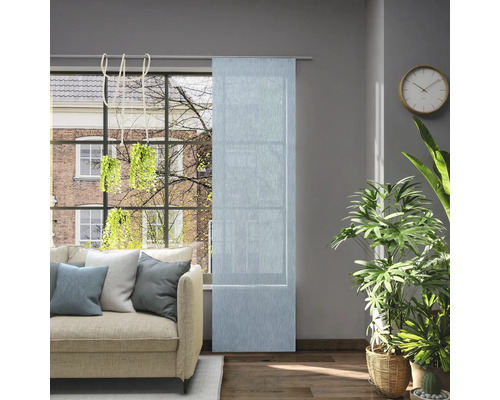 Woonkamer met schuifpaneel voor het raam, bank en kamerplanten