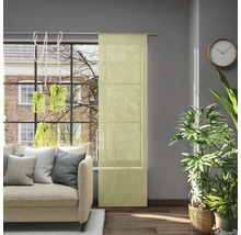 Woonkamer met raamdecoratie en textielpanelen