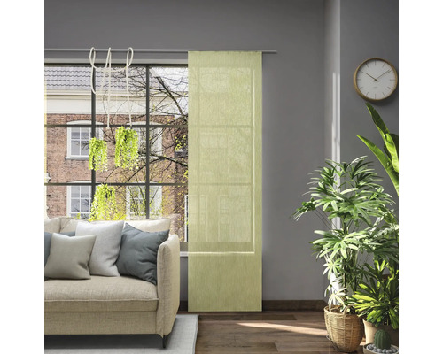 Woonkamer met raamdecoratie en textielpanelen