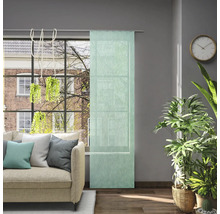 Woonkamer met bank, kamerplanten, klok en schuifpaneel