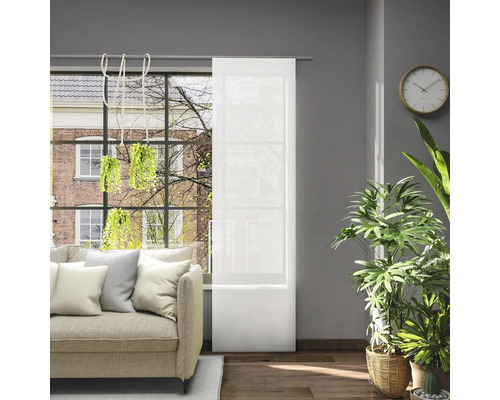 Woonkamer met bank, kamerplanten en schuifpaneel voor het raam