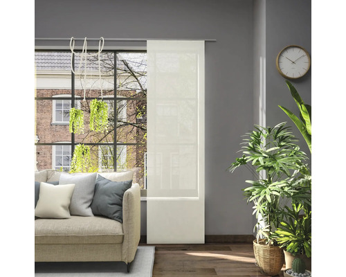 Woonkamer met schuifgordijn voor het raam, bank en kamerplanten voor een heldere en vriendelijke sfeer.