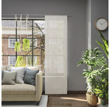 Woonkamer met raamdecoratie, bank en kamerplanten