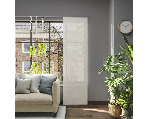 Woonkamer met raamdecoratie, bank en kamerplanten