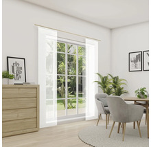 Lichte kamer met eettafel, stoelen en ramen met transparante gordijnen