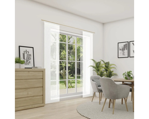 Lichte kamer met eettafel, stoelen en ramen met transparante gordijnen