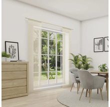 Lichte kamer met commode, raam met gordijn, eettafel en stoelen