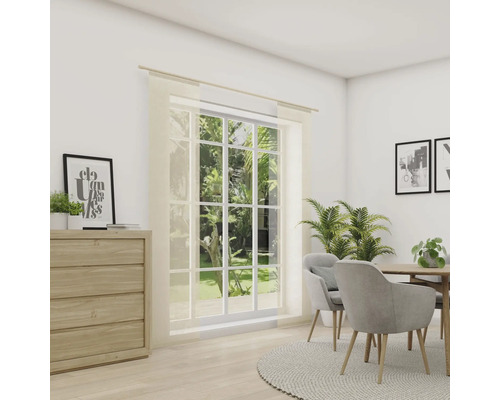 Lichte kamer met commode, raam met gordijn, eettafel en stoelen