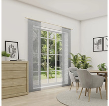 Eetkamer met eettafel, stoelen, commode en raam met gordijnen