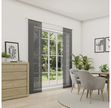 Eetkamer met schuifgordijnen, eettafel en commode