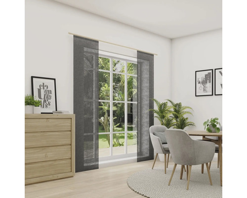 Eetkamer met schuifgordijnen, eettafel en commode