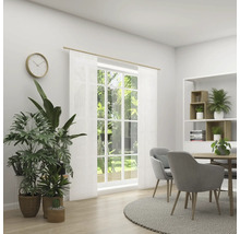 Lichte eetkamer met eettafel, stoelen, planten, klok en rek