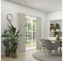 Lichte eetkamer met eettafel, stoelen, planten en lichtdoorlatende gordijnen