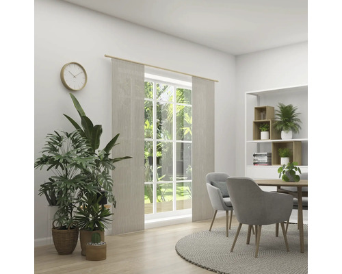 Lichte eetkamer met eettafel, stoelen, planten en lichtdoorlatende gordijnen