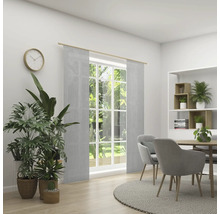 Lichte eetkamer met raam, paneelgordijnen, eettafel en kamerplanten