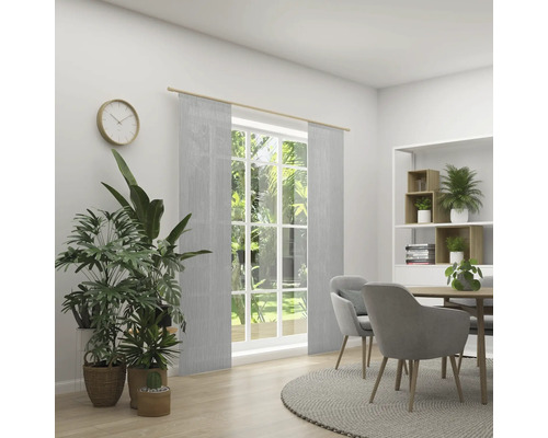 Lichte eetkamer met raam, paneelgordijnen, eettafel en kamerplanten