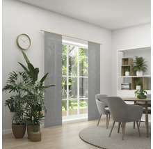 Lichte kamer met raam, grijze schuifpanelen, eettafel en kamerplanten