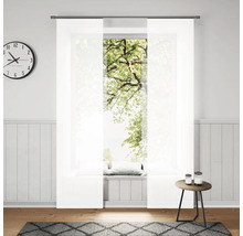 Lichte woonkamer met paneelgordijnen, klok en bijzettafel